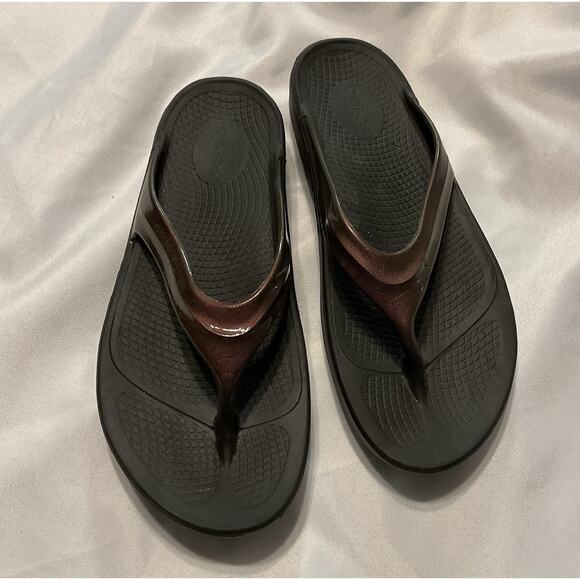 OOFOS - Ooh La La Sandals Flip Flops Women size 11 EU 42 metallic pink - Picture 1 of 8